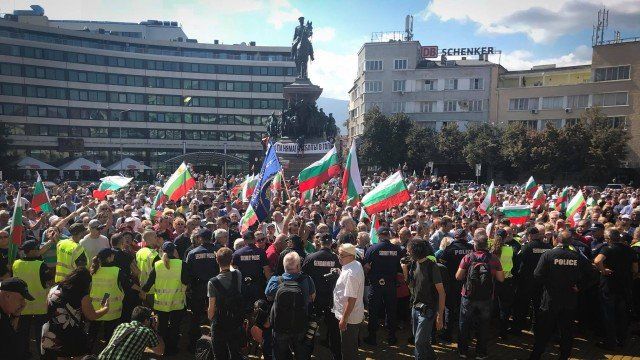 Българи от чужбина протестират пред парламента
