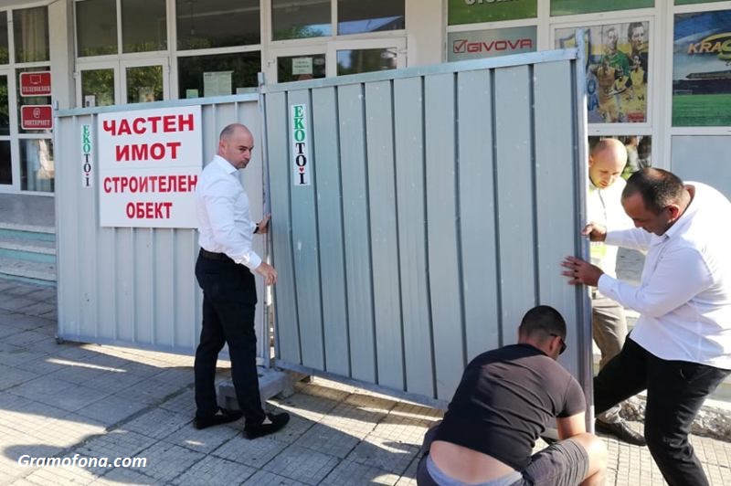 Спират с ограда общински съветници в Бургас