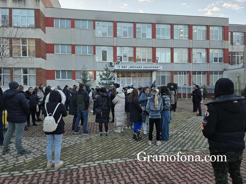 Десетки родители протестират в двора на училище “Михаил Лъкатник”