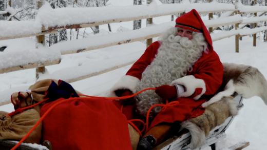 Дядо Коледа напусна дома си в Лапландия и тръгна по света