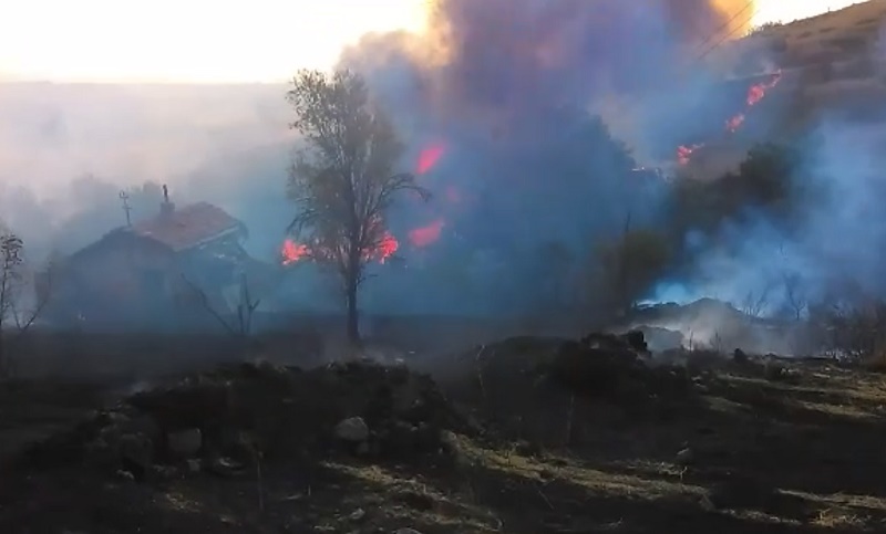 Пожар край Банево, три вили са изгорели