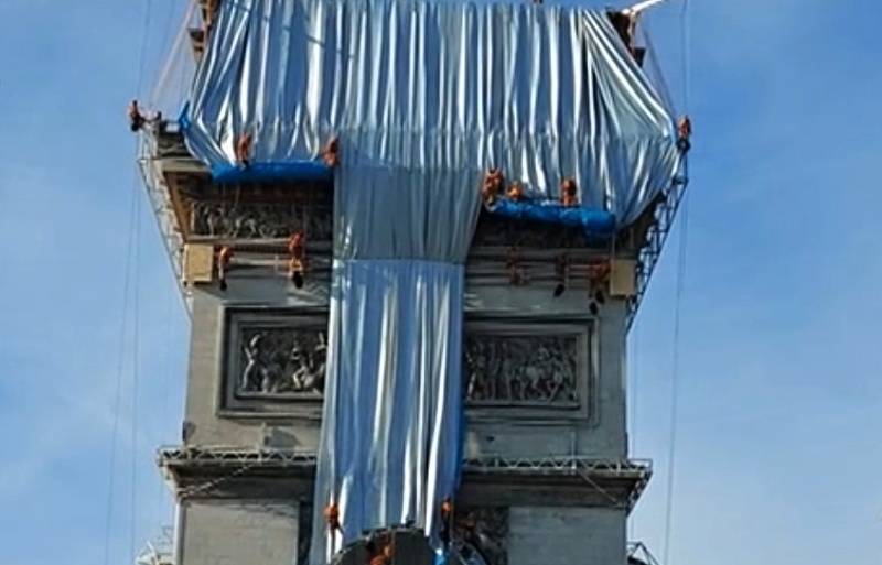 Започна опаковането на Триумфалната арка в Париж