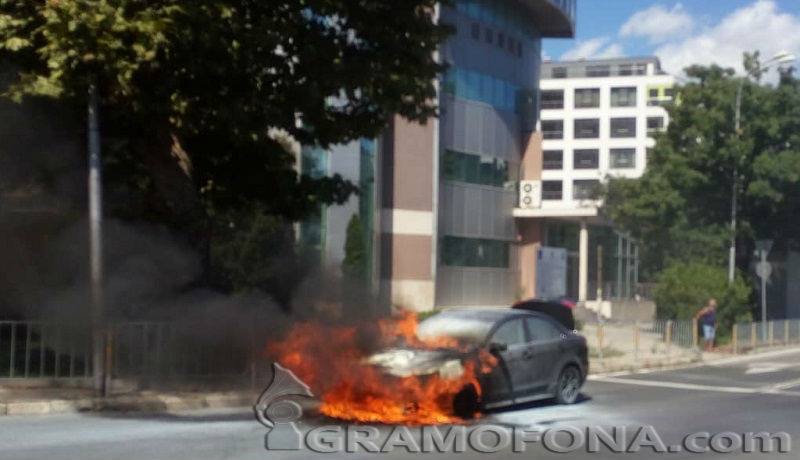 Кола избухна в пламъци на магистрала „Тракия”