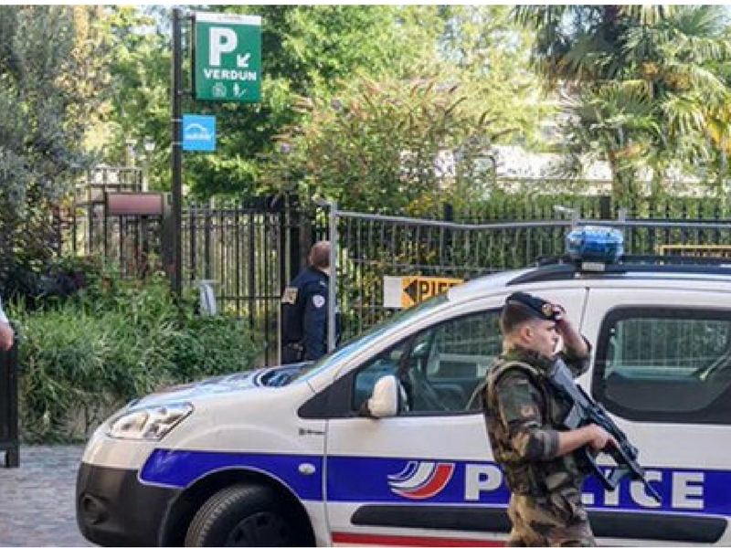 Мъж се опита да прегази с автомобил група френски военни 