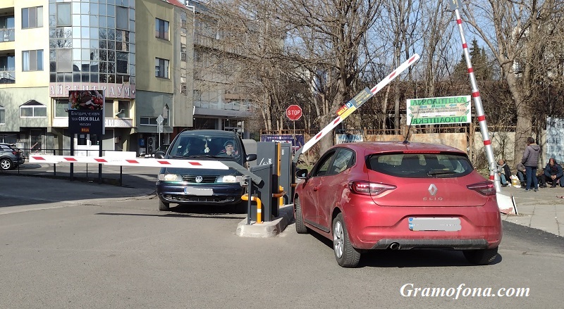 Хипермаркет поряза шофьорите в Бургас, сложи бариера и спря безплатното паркиране