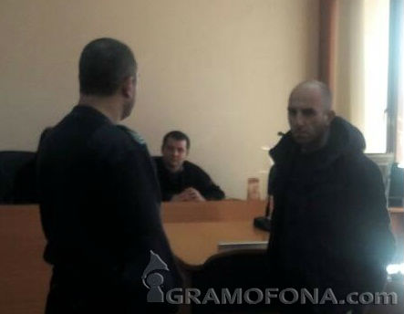 Съдът решава дали Иван, който побърка социалните в Поморие, остава в ареста