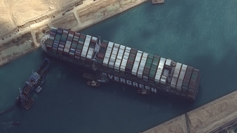 Суецкият канал остава блокиран