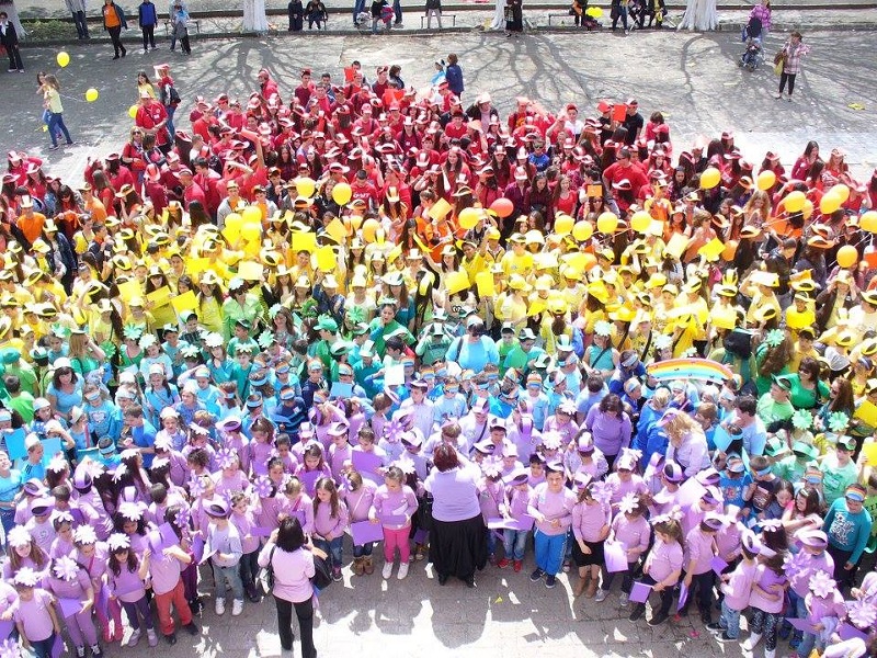 Деца от Айтос образуваха най- голямата пъстроцветна дъга