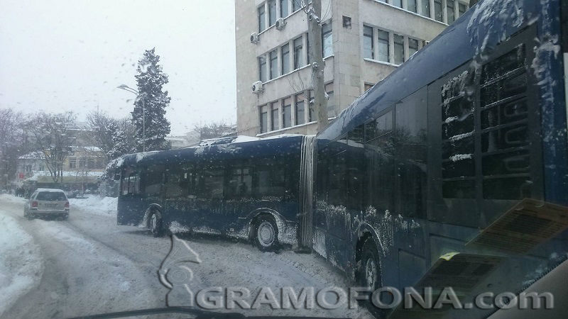 Внимателно край Новата поща, автобус е аварирал