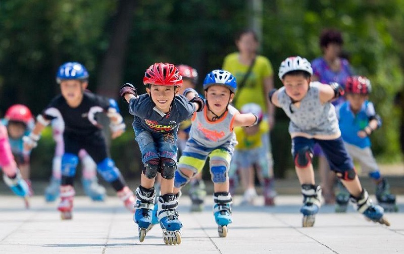 Как да осигурим безопасно лято на децата си, докато карат тротинетки, ролери и скейтборди?