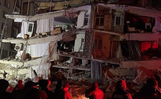 7,8 по Рихтер в Турция, над 160 загинали, повече от 1000 ранени към границата със Сирия
