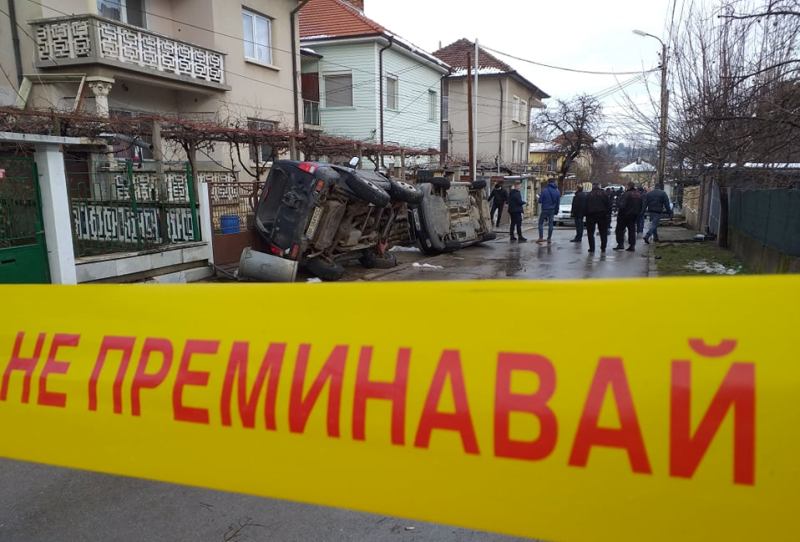 Напрежение в Мездра. 70 души щурмуваха къщата, в която почина 8-годишно момче