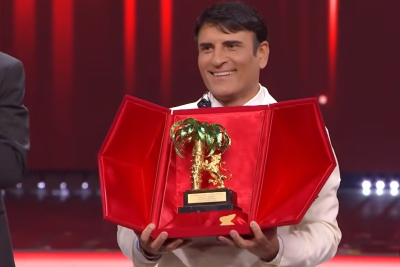 Майсторът на съвременния неаполитански шлагер спечели „Сан Ремо“ (видео)
