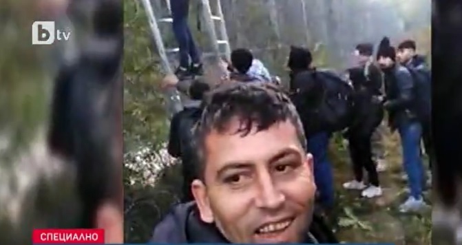 Мигранти се редят на опашка, за да прескочат със стълба оградата на границата ни