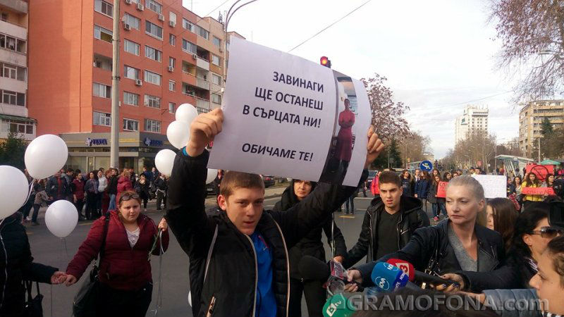Стотици деца блокираха кръстовището между две бургаски гимназии