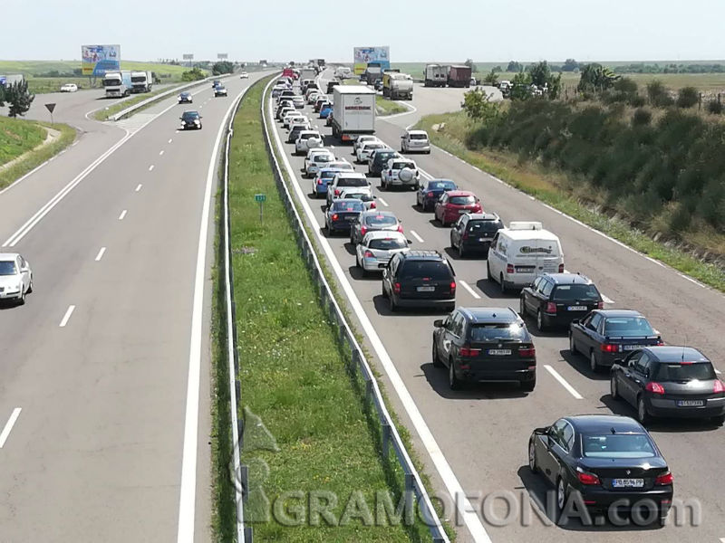 Близо половин милион автомобили излезли от София преди Великден, половината от тях са тръгнали към Бургас