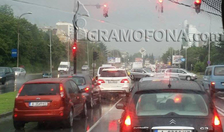 Задръстване на входа на Бургас, улици и магазини в центъра са наводнени