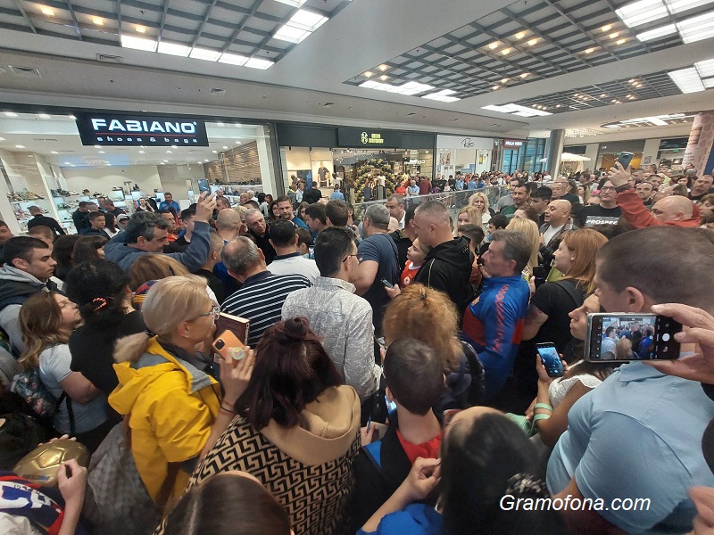 Голяма лудница в бургаски мол, Стоичков се снима с всички