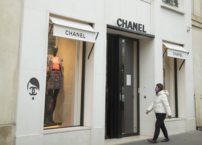 Облепиха бутиците на Chanel в Париж с образа на Хитлер