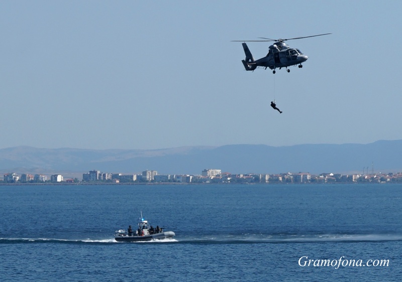 Инцидент в небето: Наш изтребител падна в морето край Шабла, издирват пилота