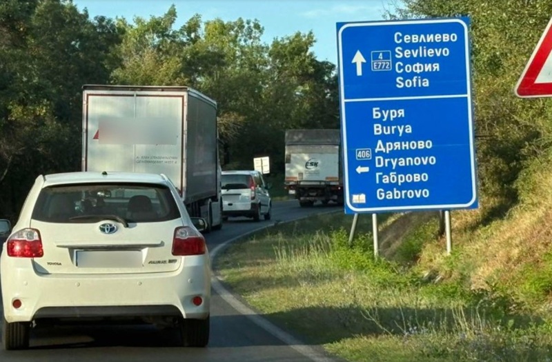 Катастрофа между кола и автобус на главния път София - Варна