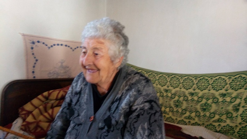 Баба Донка, една от първите родени в село Варвара