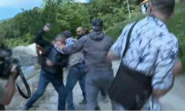 В Сърбия нападнаха с камъни екип на БНТ