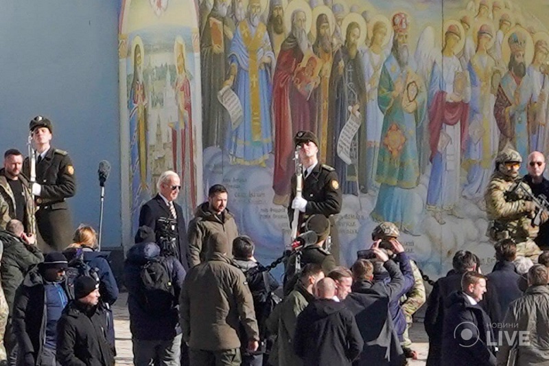 Джо Байдън пристигна в Киев под воя на сирени за въздушна тревога