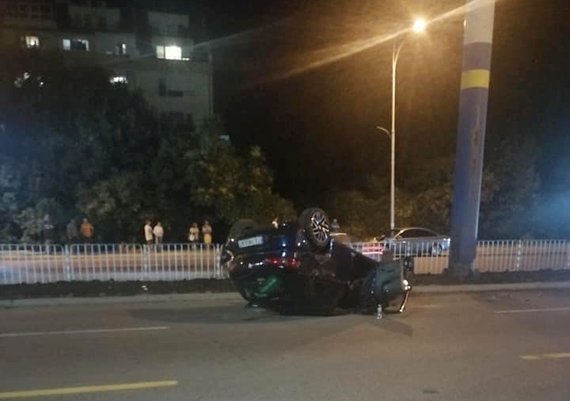 Автомобил се преобърна по таван в Бургас, жена е пострадала