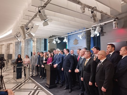 Възраждане изключи трима депутати от групата си в парламента