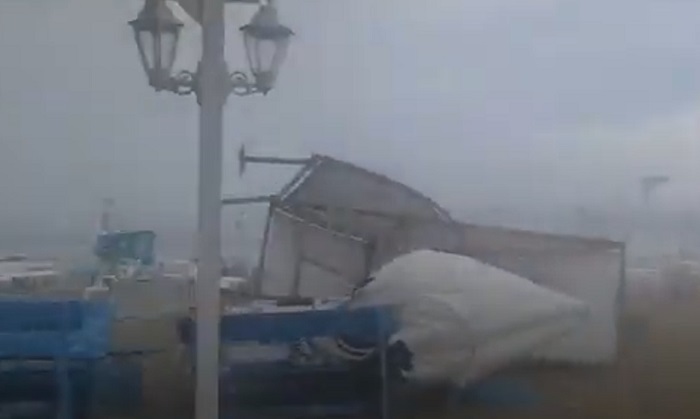 Вижте какви поражения нанесе ураганният вятър на плаж Крайморие (ВИДЕО)