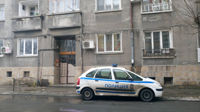 Откриха възрастен мъж, починал e в дома си