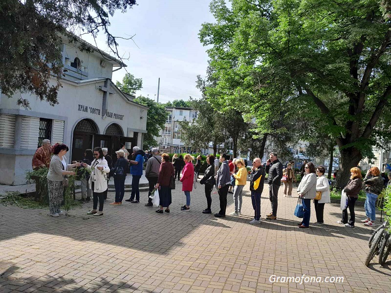 Хиляди бургазлии запалиха свещички за здраве на Цветница