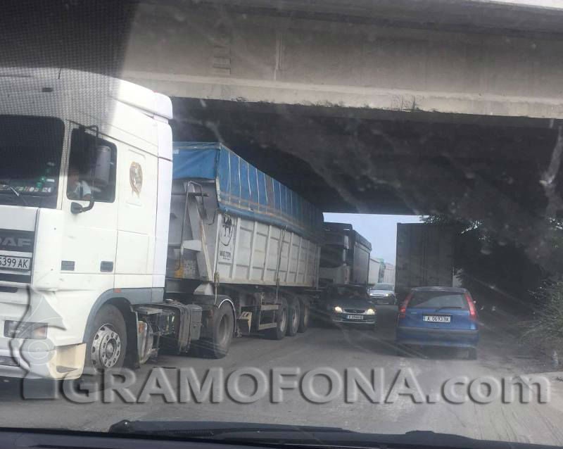 Камиони блокираха Крайезерна