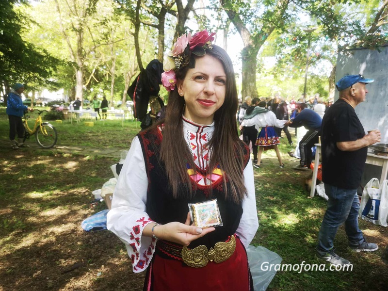 Росица Янгьозова с арт меденки за кулинарния празник на Малко Търново