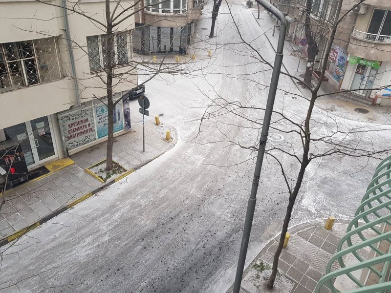 Сняг и в Бургас, пътищата се почистват 
