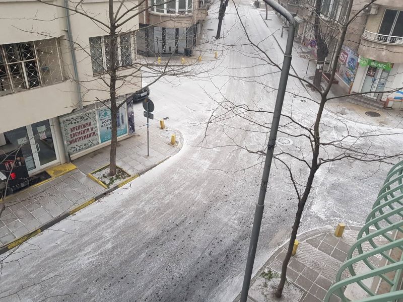 Сняг и в Бургас, пътищата се почистват