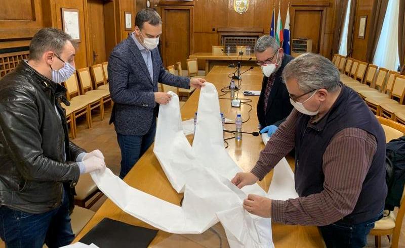 В Бургас започват да шият предпазни облекла за медиците