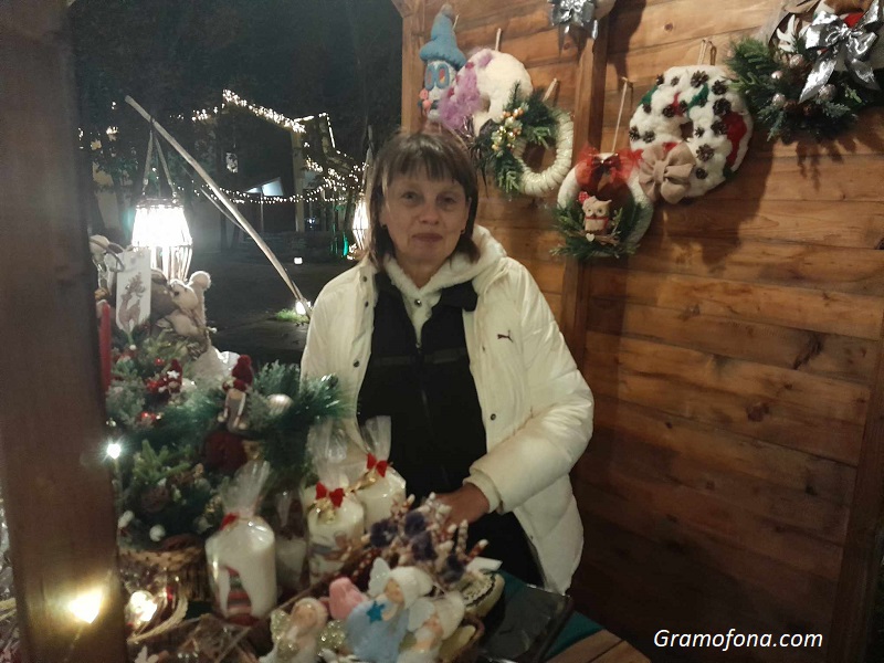 Донка Станева - продавачката на коледни играчки с надежда 