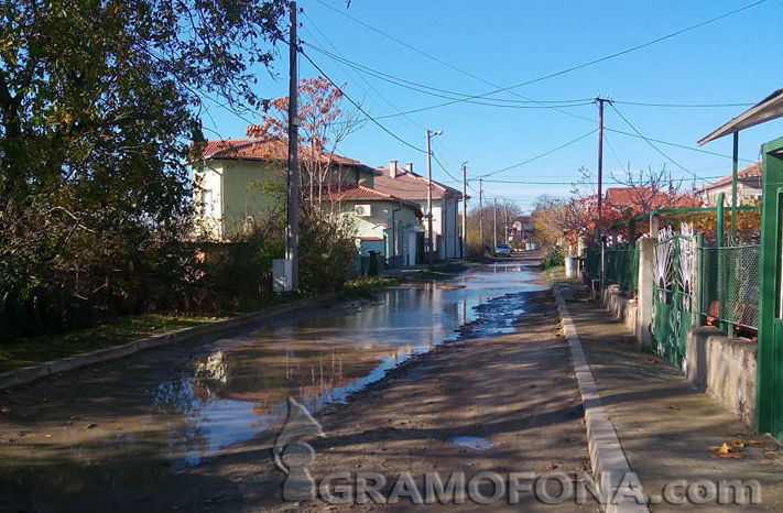 В Банево: Улиците ни са като коларски пътища, защо ни вдигате данъците? 