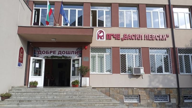 Учениците в Руската гимназия в Бургас ще влизат само с униформа и маска 