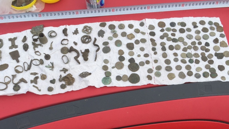 Бургаски криминалисти хванаха иманяр малко преди да продаде ценни артефакти (СНИМКИ)