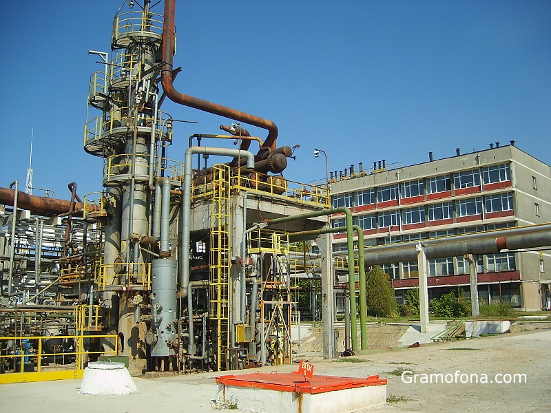 България иска отлагане на санкциите за Лукойл Нефтохим