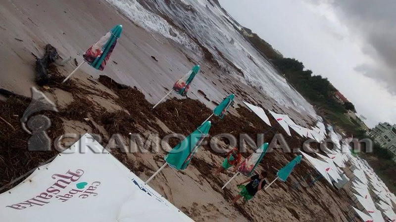 Морето край Лозенец изхвърли тонове боклуци