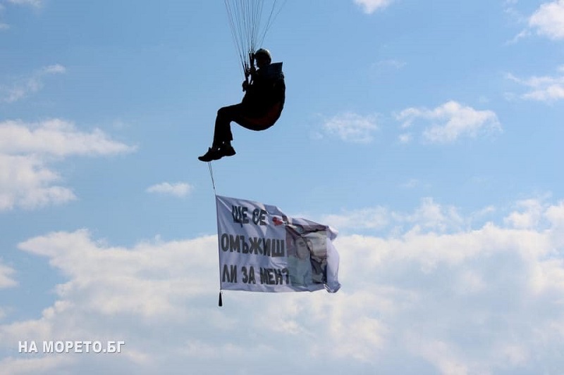 Влюбен поиска ръката на половинката си с полет от парапланер