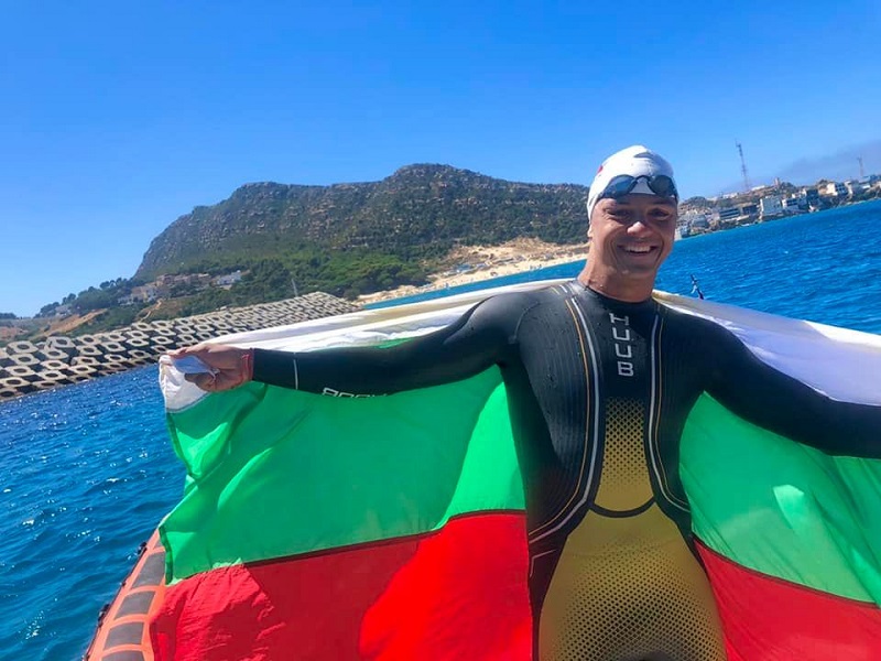 Невероятен Цанко Цанков: Бургазлията е първи в плувния маратон между Европа и Африка