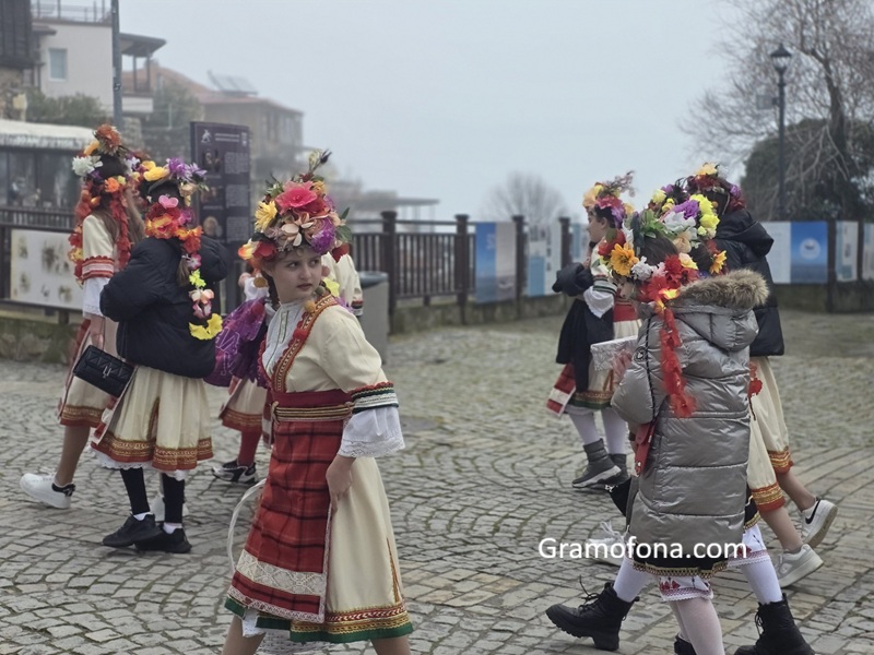 Лазаровден е, момичетата пеят за любов и сватба
