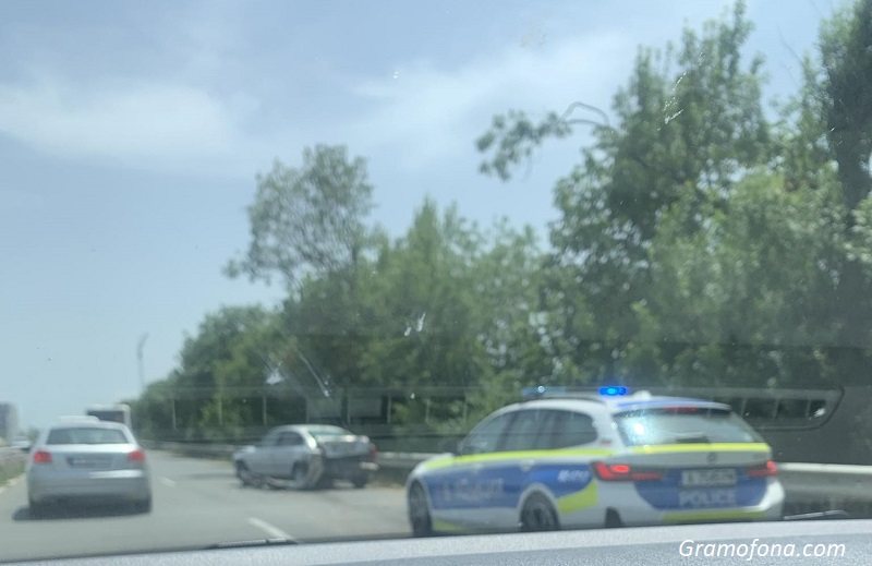 Два микробуса и три автомобила се удариха на входа на Бургас