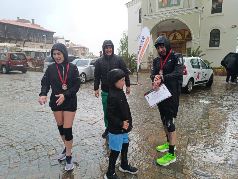 100 души начело с кмета на Созопол бягаха в дъжд, студ и вятър