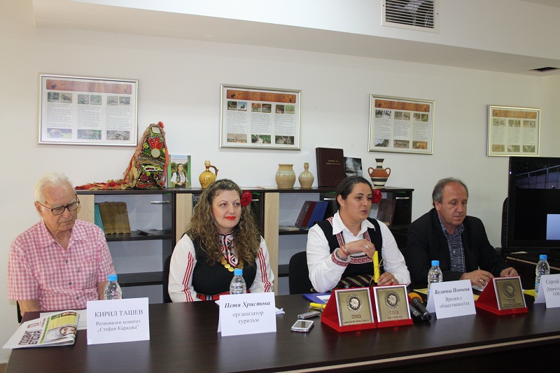 Посвещават фолклорния събор „Божура” на незабравимата Комня Стоянова